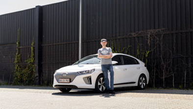 Hyundai-ejer foran Hyundai IONIQ Electric