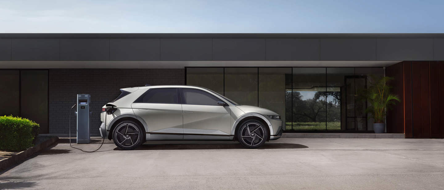 Hyundai IONIQ 5 holder til opladning foran hus