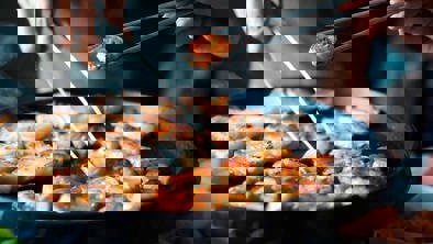 Koreansk mad bliver tilberedt på pande.