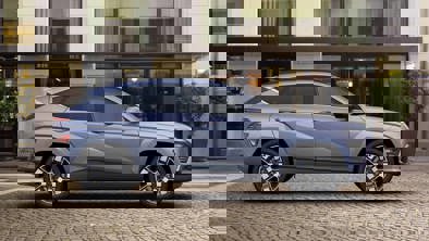 KONA Electric set fra siden i farven Meta Blue