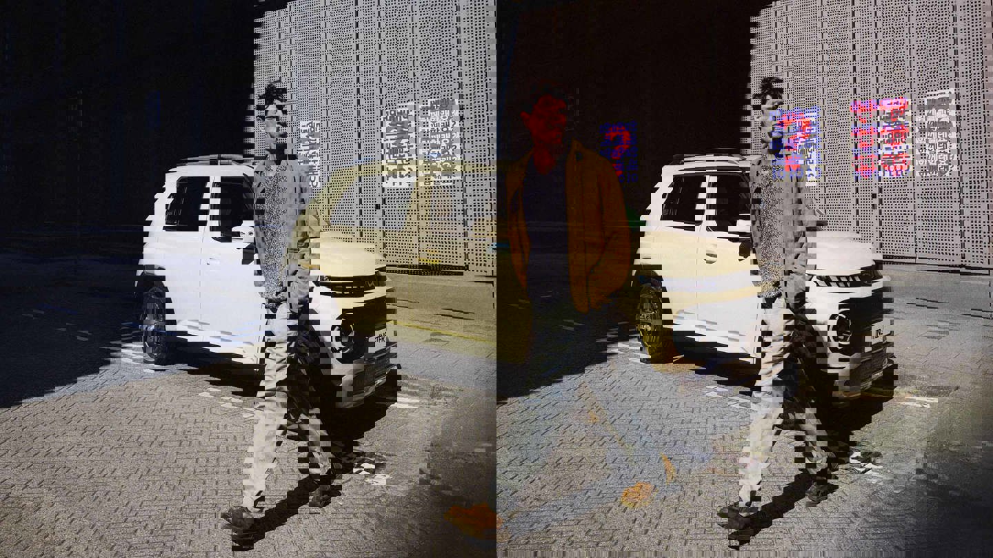 Person går foran Hyundai INSTER i farven buttercream yellow pearl 