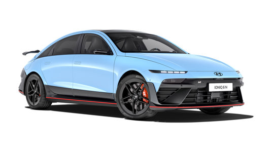 En elegant lyseblå Hyundai Ioniq 6 N sportssedan med sorte detaljer, stilfulde sorte fælge og en hækspoiler vises på en skarp hvid baggrund.