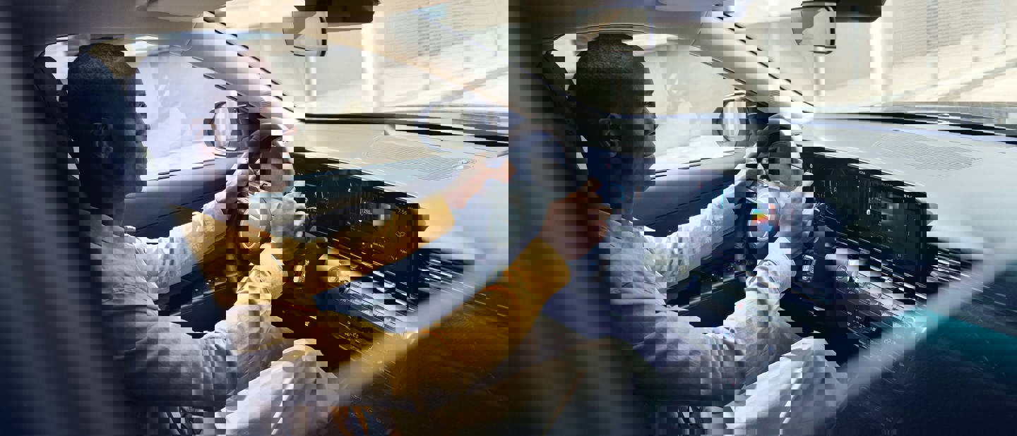 Mand kører i Hyundai KONA med høj sikkerhed