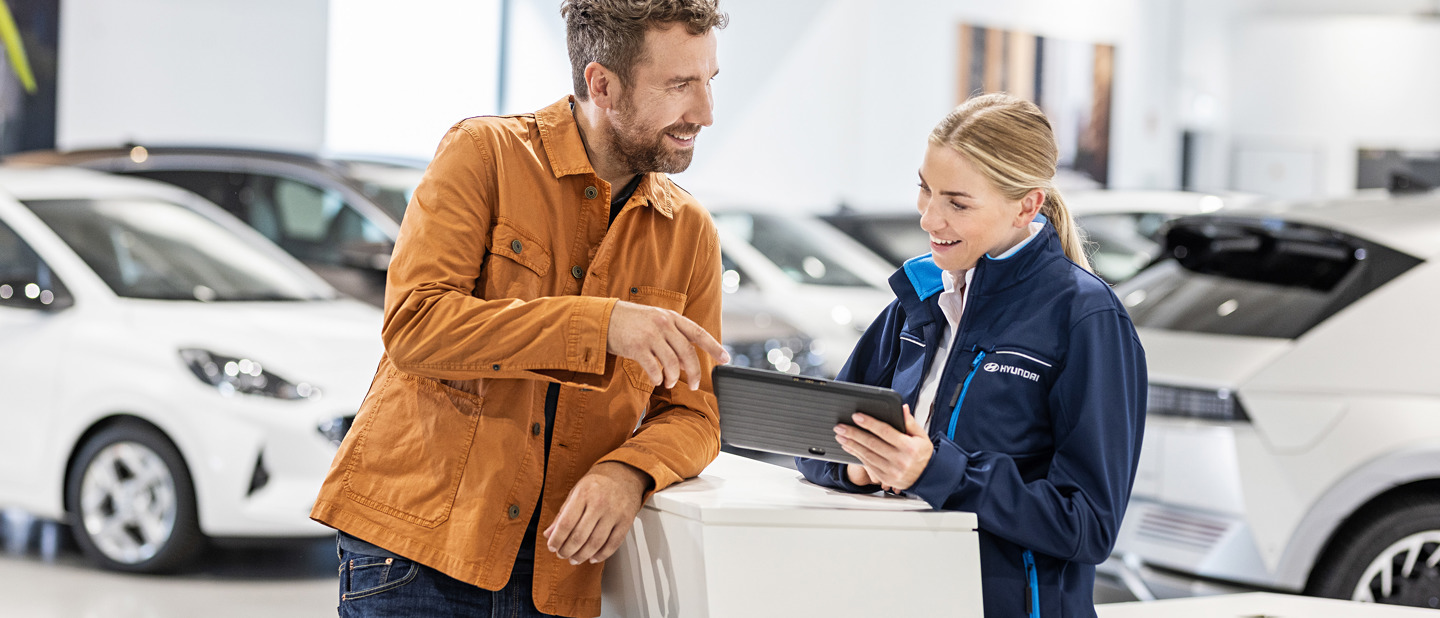 Medarbejder hos Hyundai Hjørring hjælper kunde