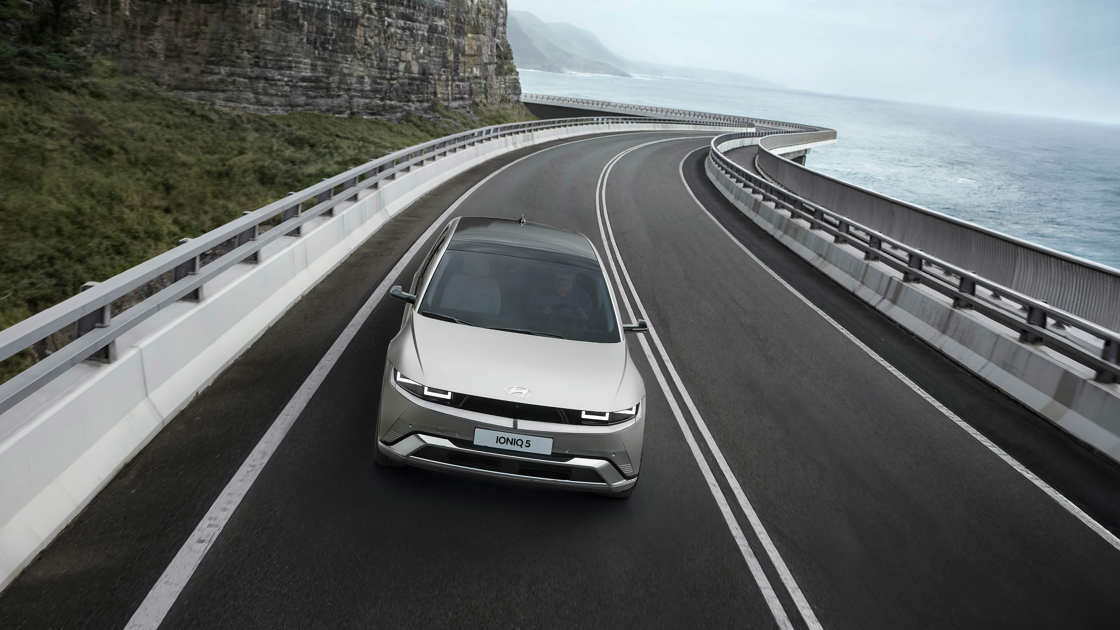 Hyundai IONIQ 5 kører på motorvej
