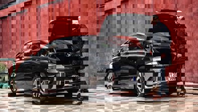 Hyundai-ejer lægger ladekabel i bagagerummet på sin Hyundai IONIQ 6