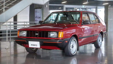 Rød Hyundai PONY bil