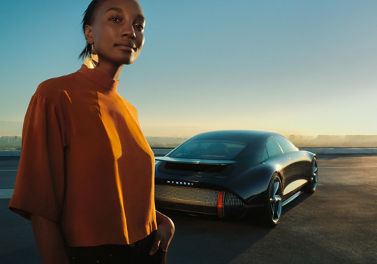 Kvinde står foran konceptbilen Prophecy
