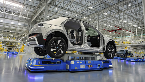 Hyundai IONIQ 5 på en fabrik