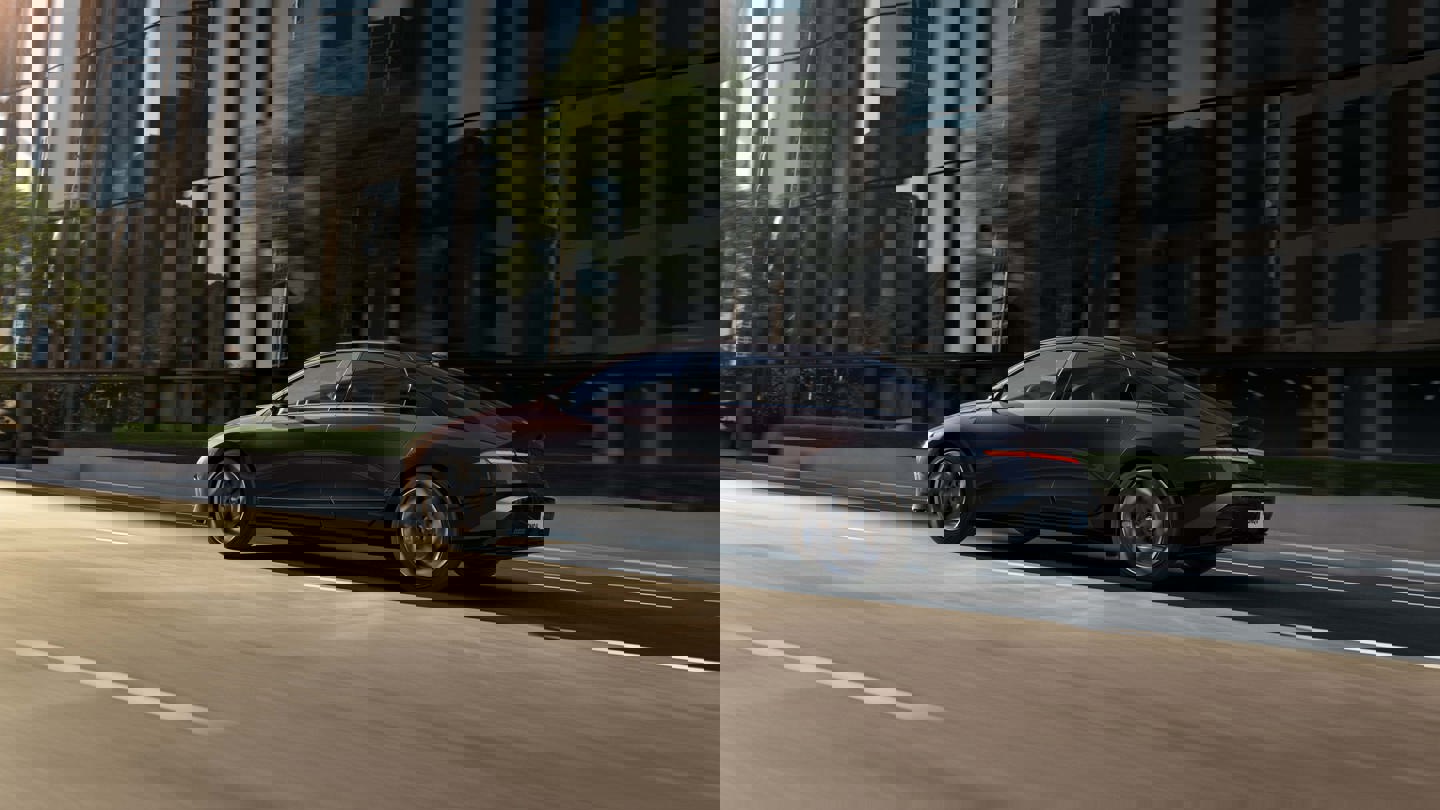 Kørende Hyundai IONIQ 6 i by