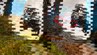 Hyundai motorsport N-model flyver ud over bakke 