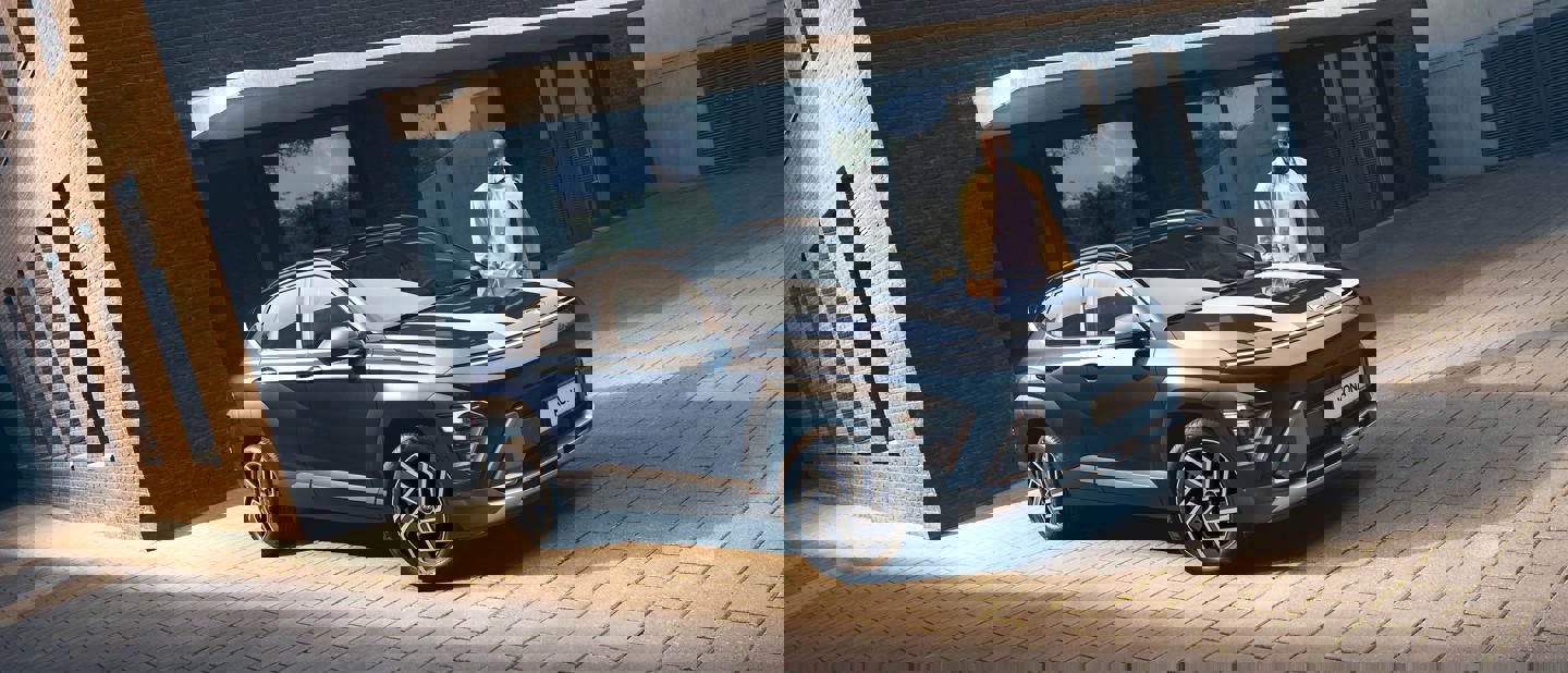 Mand kigger på mørkeblå Hyundai KONA