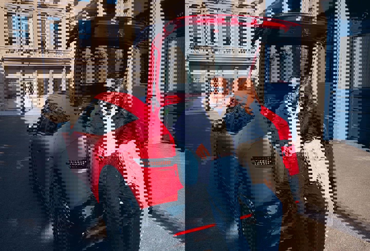 En person sidder ved et skrivebord og arbejder på en bærbar computer, med hylder med bøger og planter i baggrunden.