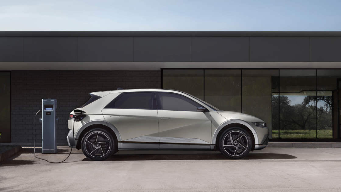 Hyundai IONIQ 5 holder til opladning ved hus