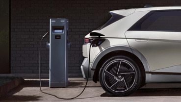 Hvor længe holder batteriet i en elbil?