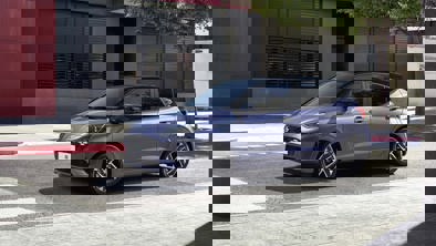 Meta Blue Hyundai i10 kørende i bymiljø