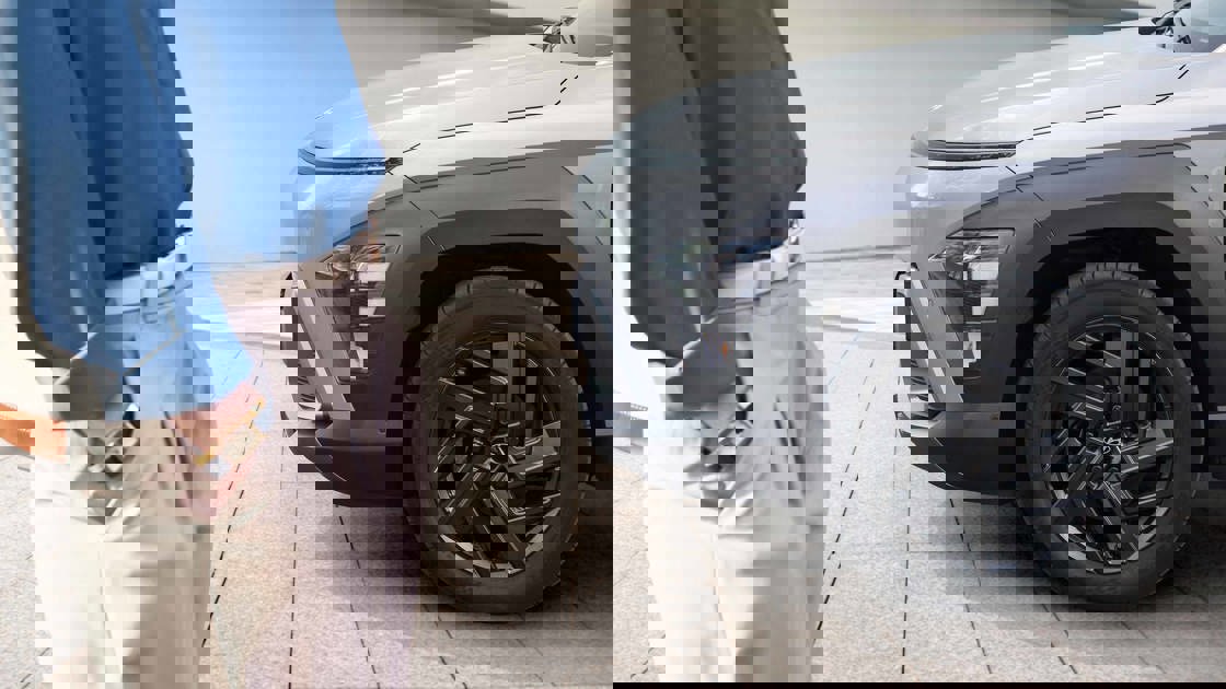 Person står foran Hyundai KONA