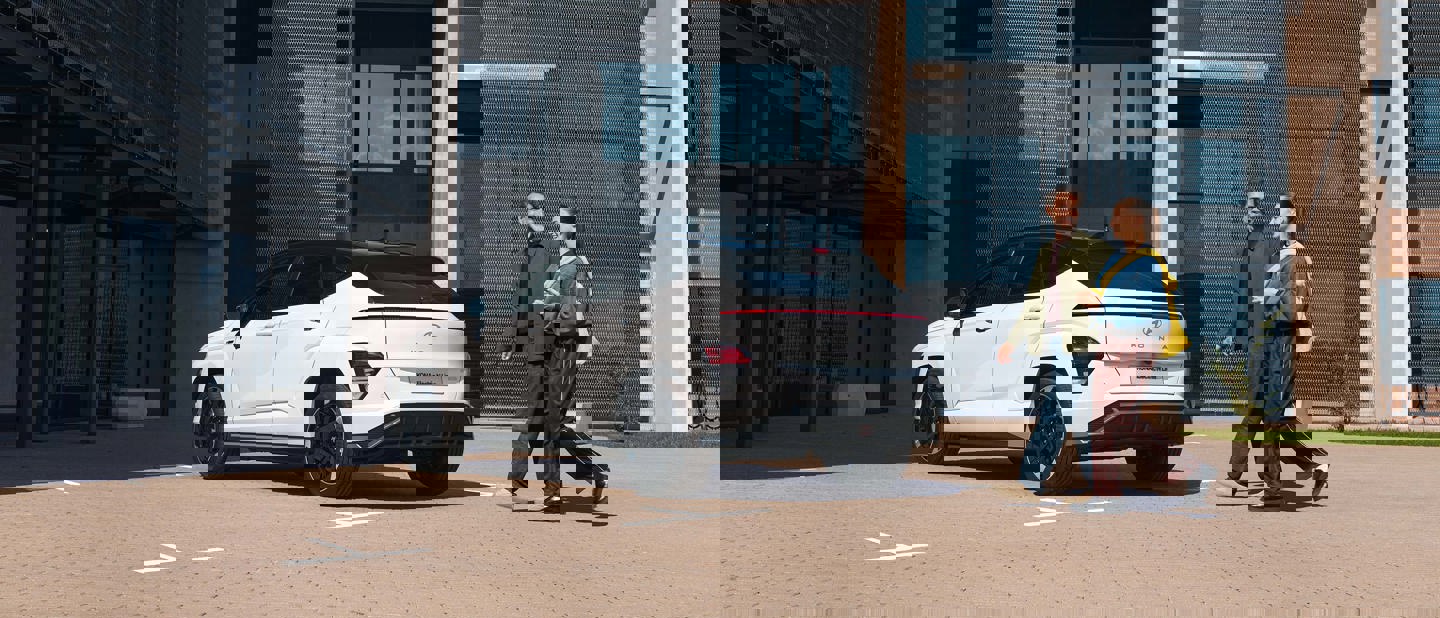 To personer går forbi Hyundai KONA Electric