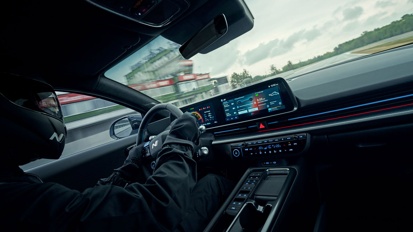 Racerkører der kører i en Hyundai IONIQ 6 N