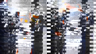 Hyundai motorsport racerkører får champagne ud over sig 