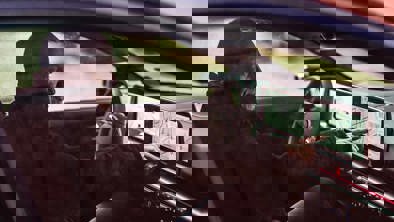 Hyundai-ejer benytter touchskærmen i sin Hyundai IONIQ 6