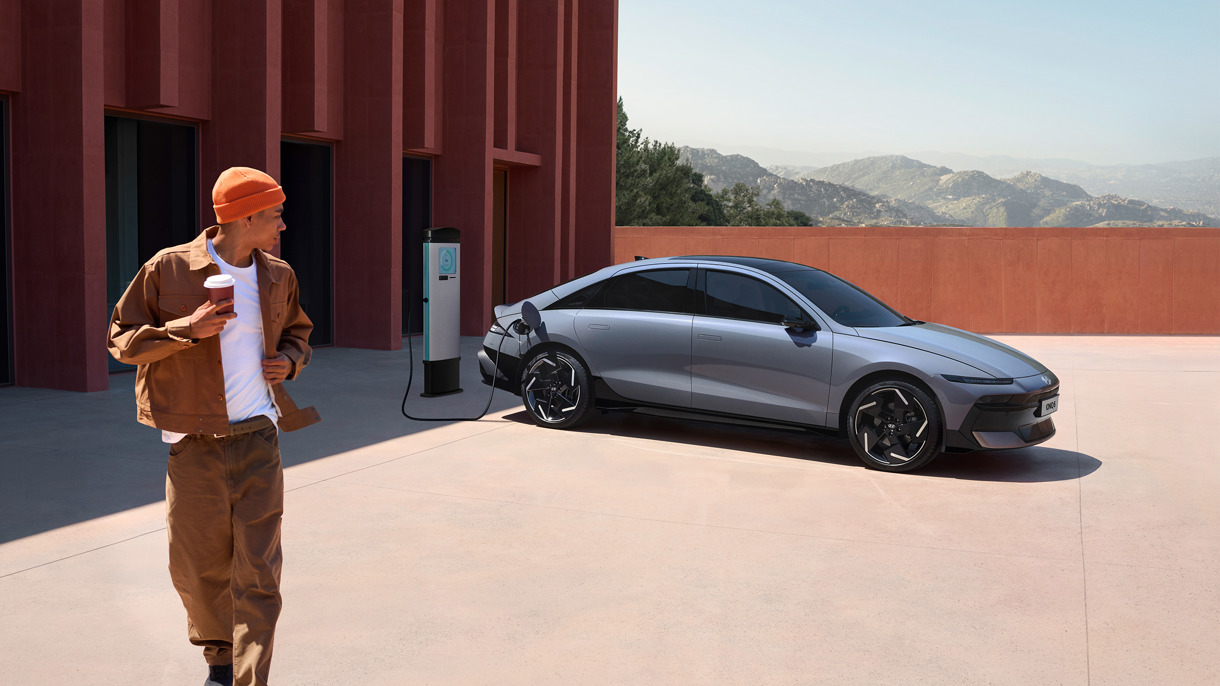 Den nye Hyundai IONIQ 6 der holder og lader op