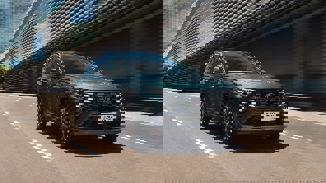 Hyundai TUCSON der kører i en by