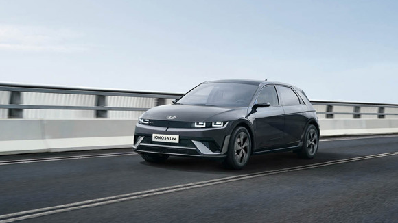 Hyundai IONIQ 5 der kører på en vej