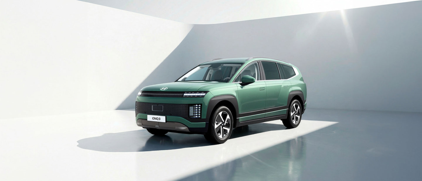 Grøn SUV parkeret i et minimalt, solbeskinnet hvidt rum med skarpe skygger og moderne designelementer.