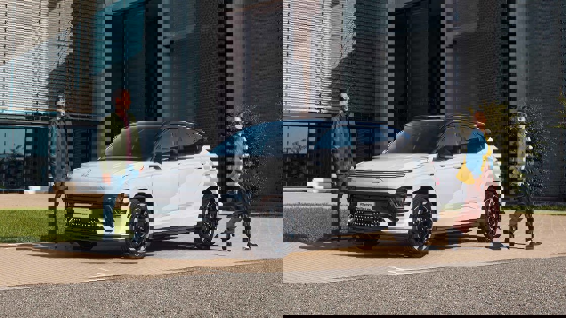 Mand og kvinde foran parkeret KONA EV