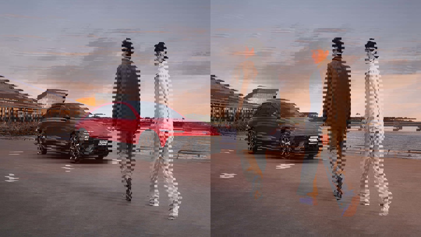 Hyundai IONIQ 6 N Line Ultimate Red Metallic ved havnemiljø