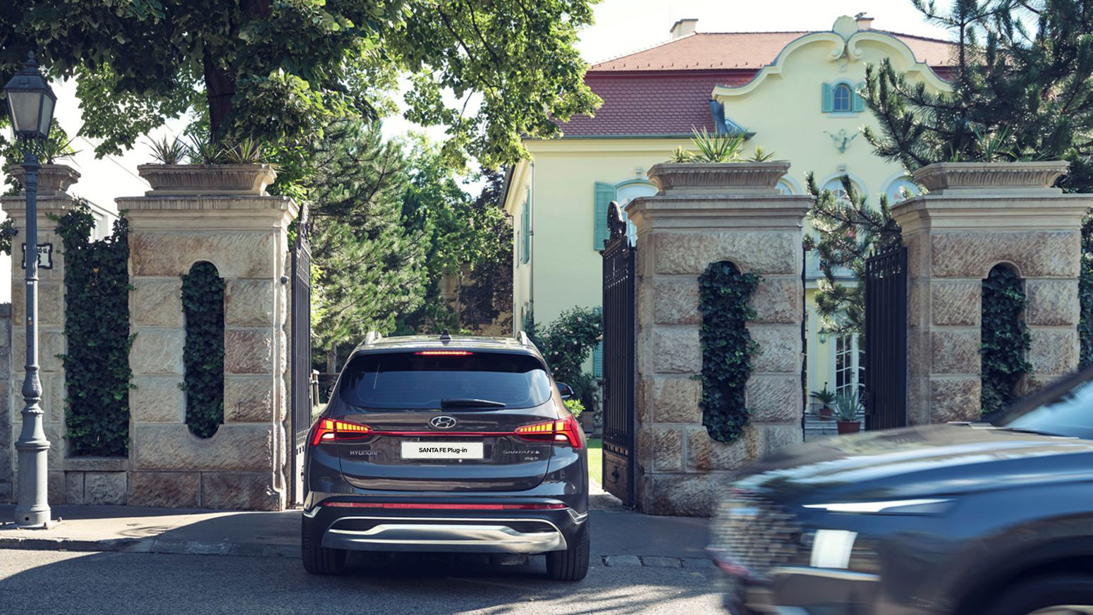 Hyundai SANTA FE Plug-in Hybrid bakkende ud fra indkørsel stopper automatisk for forbipasserende trafik