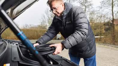 Carsten placerer ladekabel i opbevaringsrum i Hyundai IONIQ 6