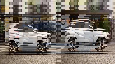 KONA Electric set fra siden i farven Serenity White