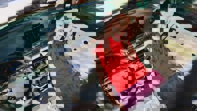 Person ligger ned på passagersædet 