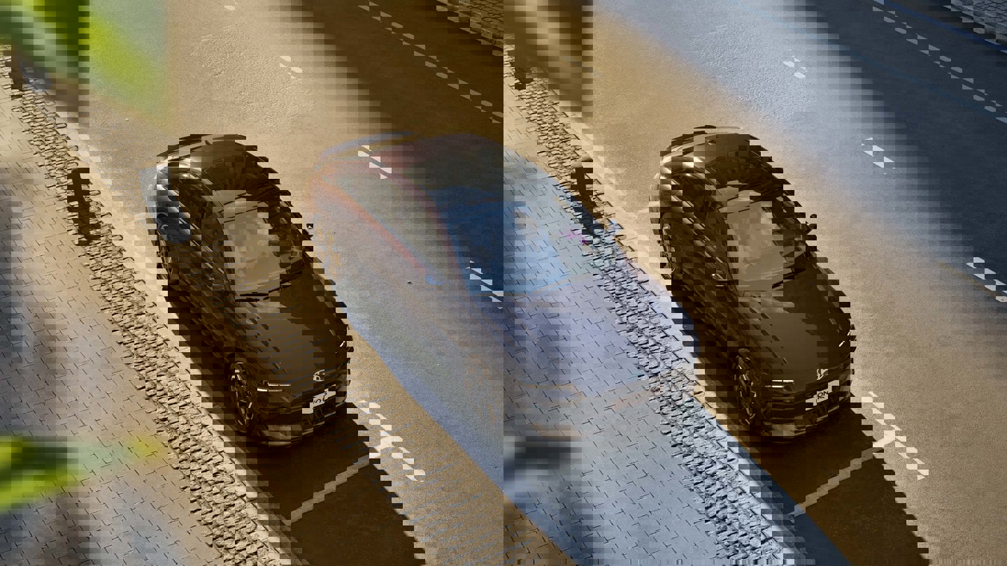 Hyundai IONIQ 6 parkeret ved fortovskant set oppefra