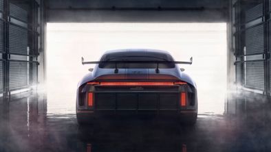 Konceptbilen RN22e fra Hyundai holder i en åben port set bagfra.