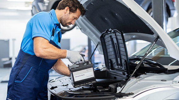 Hyundai-mekaniker laver batteritjek på bil