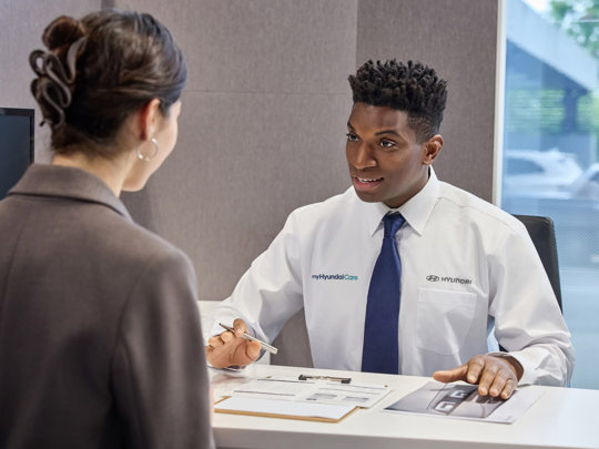 Hyundai-medarbejder vejleder kunde