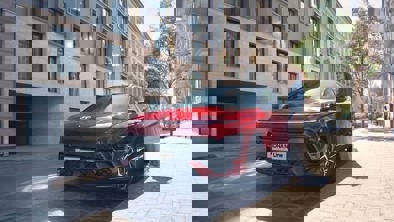 Kvinde står ved siden af Hyundai KONA N Line