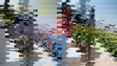 Smilende Hyundai-ejer foran sin Hyundai i10