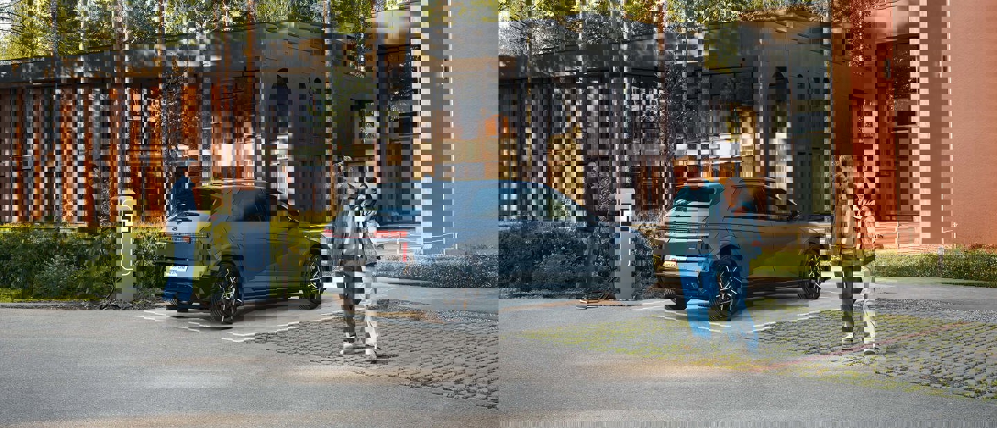 Mand sætter IONIQ 5 til opladning