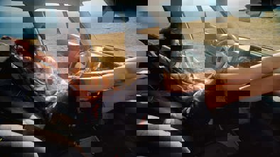 Kvinde nyder udsigten i Hyundai INSTER Cross