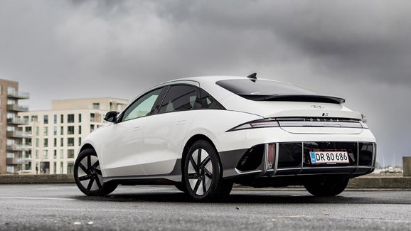 Hyundai IONIQ 6 på parkeringsplads i dårligt vejr
