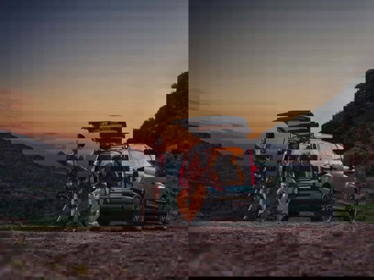 To personer der kigger i stjernekikkert ved en Hyundai INOIQ 9