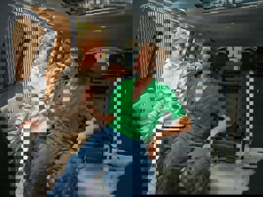 Kvinde sidder på bagsædet i IONIQ 9