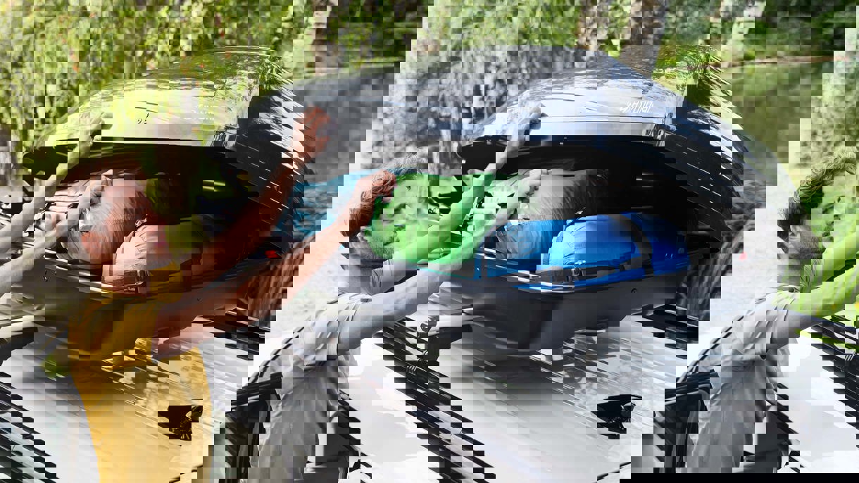 To personer med hjelm og solbriller står udendørs, og billedet er stærkt forvrænget af digitale fejl.