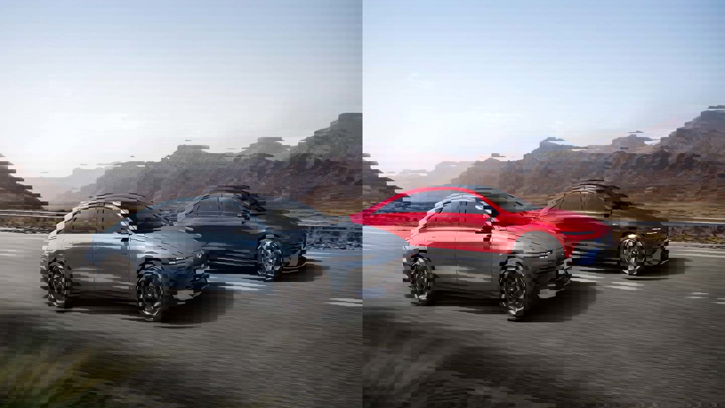 To nye Hyundai IONIQ 6 i grå og rød 