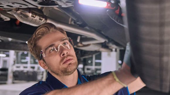 Hyundai-mekaniker udfører synstjek