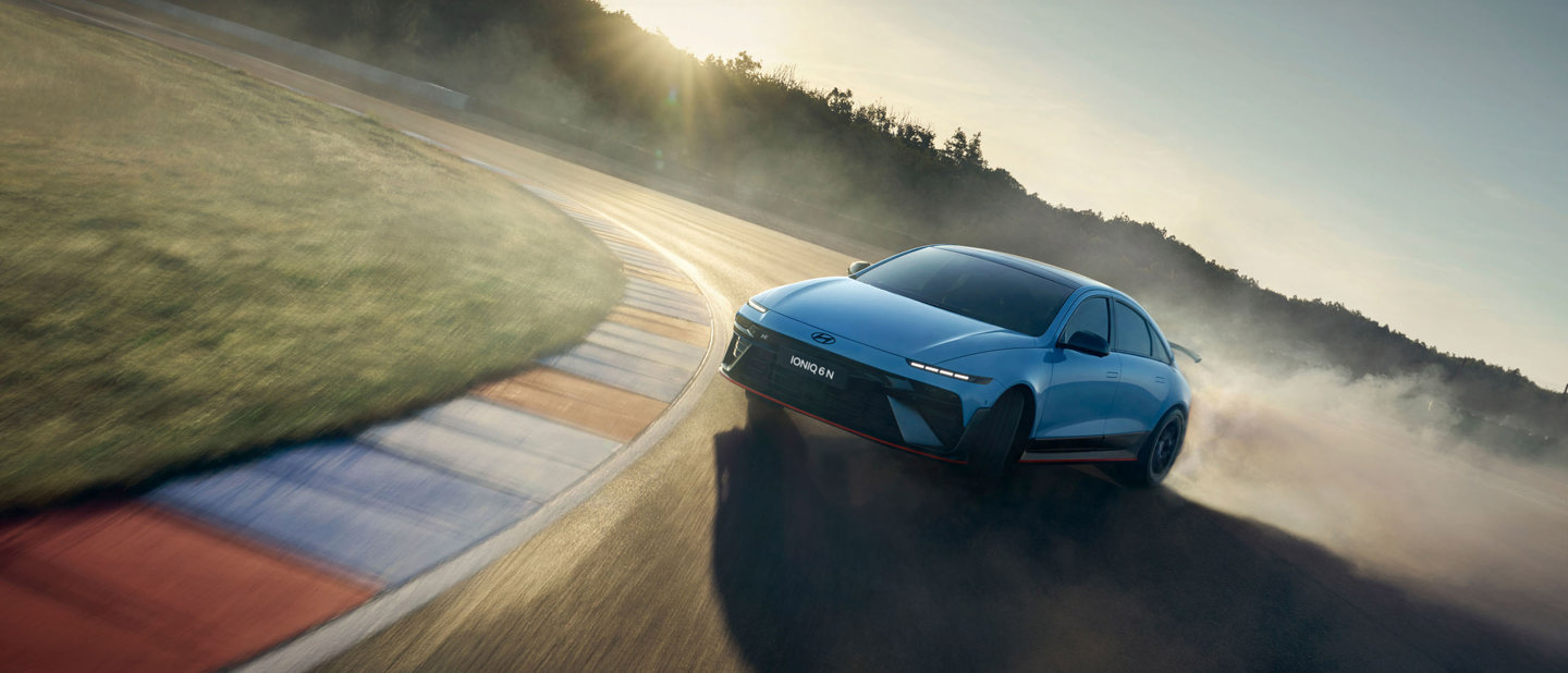 IONIQ 6 N der kører på en bane i høj fart
